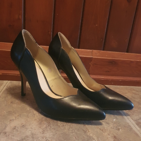 Black Pointed Leather Pumps - 40 - Picture 1 of 4